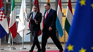 وزير الخارجية الإسرائيلي يسرائيل كاتس، إلى اليمين، يصل إلى اجتماع وزراء خارجية الاتحاد الأوروبي في مبنى المجلس الأوروبي في بروكسل، يوم الاثنين 22 يناير/كانون الثاني 2024