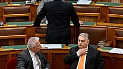 Zsolt Semjén, vice-primeiro-ministro, e o primeiro-ministro Viktor Orbán no hemiciclo do parlamento