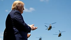 Trump applaudiert Armeehubschraubern an der Militärakademie der Vereinigten Staaten in West Point, 2020