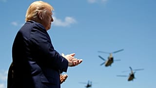 Trump applaudiert Armeehubschraubern an der Militärakademie der Vereinigten Staaten in West Point, 2020
