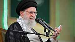  المرشد الأعلى الإيراني، علي خامنئي، يتحدث خلال اجتماع مع المعلمين، في طهران، إيران، السبت 17 مايو 2025