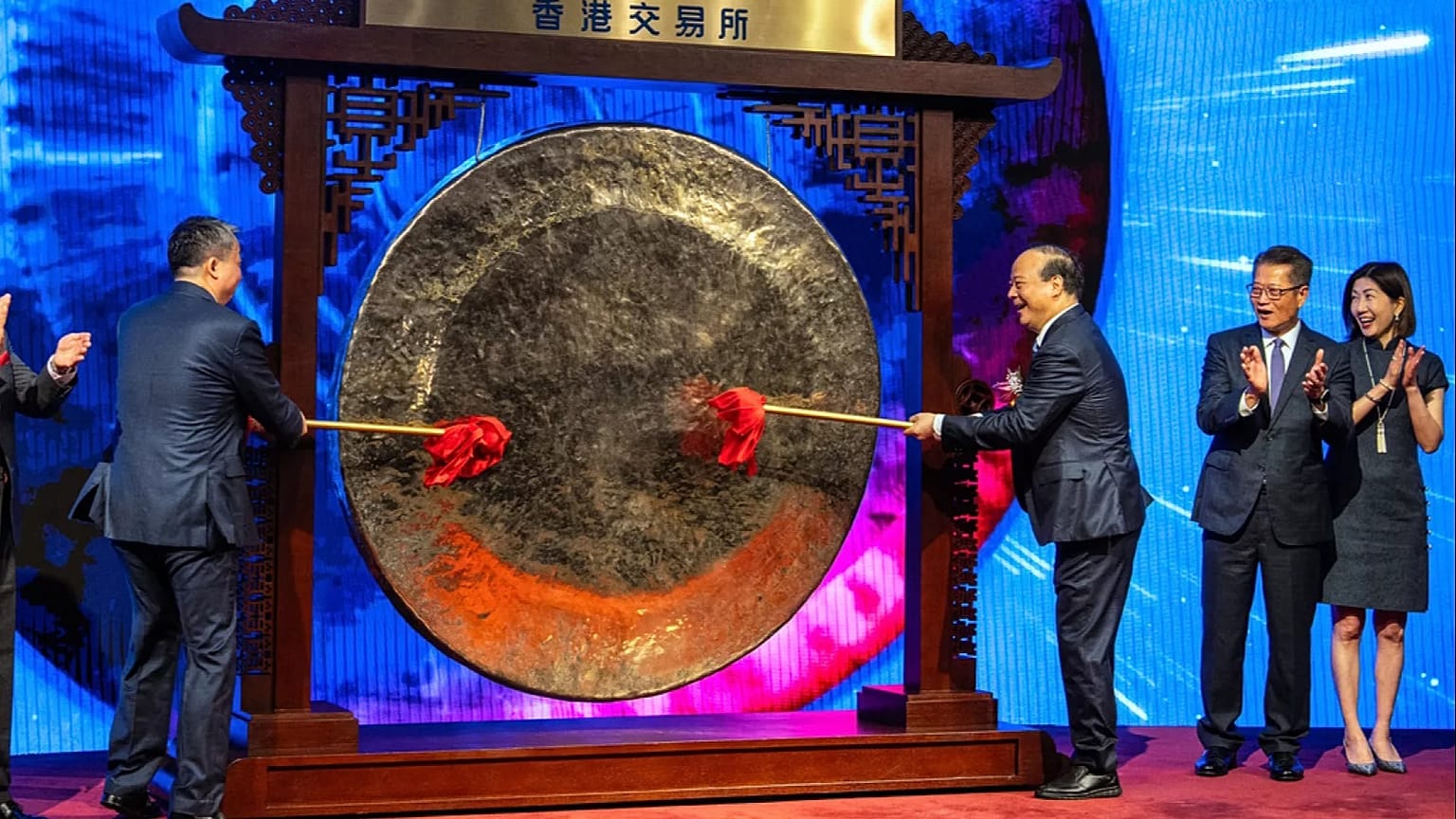 Robin Zeng, chairman of Contemporary Amperex Technology Co. (CATL), center right, strikes the gong at the listing ceremony in Hong Kong, Tuesday, May. 20, 2025.