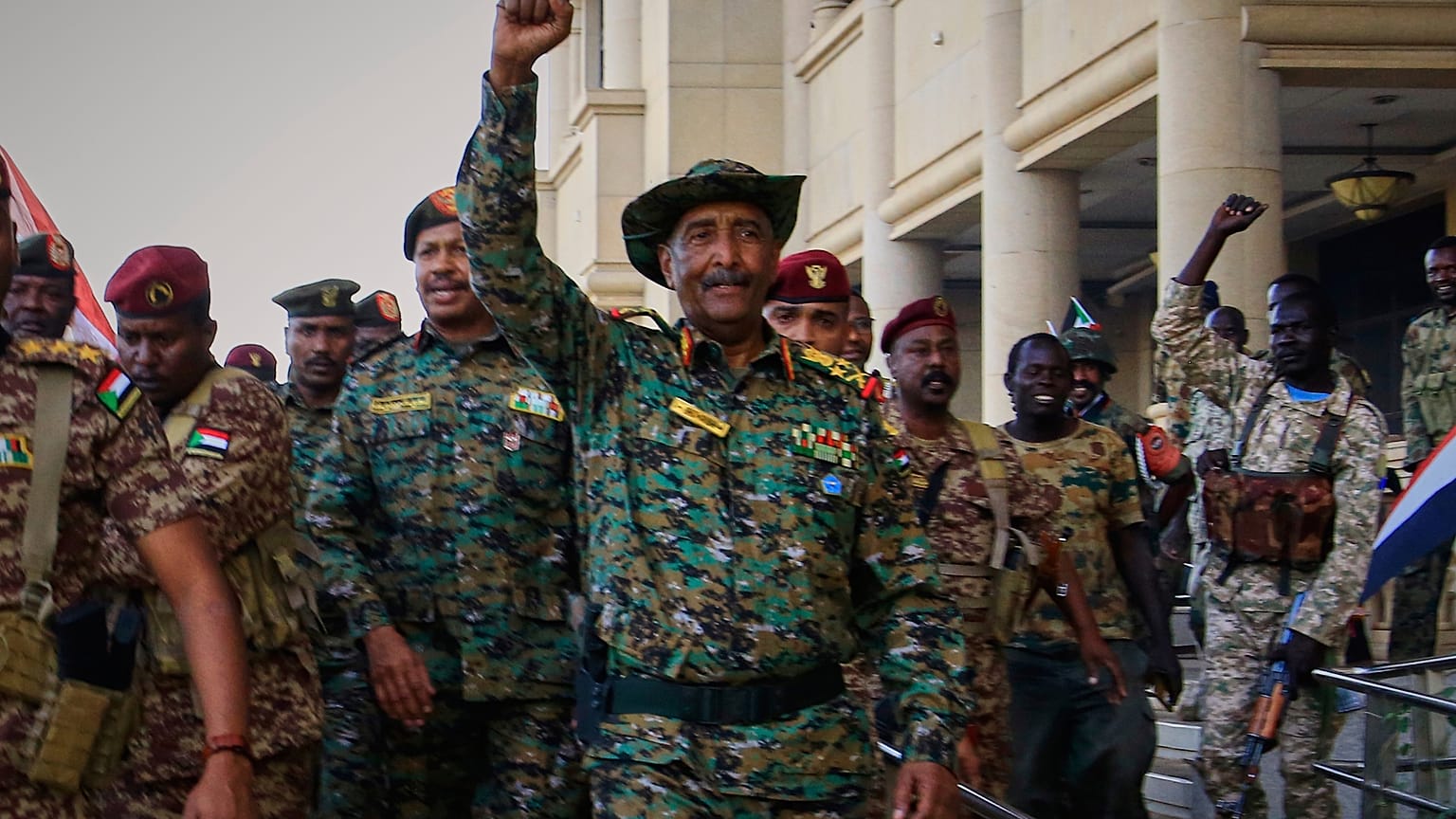 Sudan'ın askeri şefi General Abdel-Fattah Burhan, 26 Mart 2025 tarihinde Hartum'daki Cumhuriyet Sarayı'na gelişinde askerler tarafından karşılandı.
