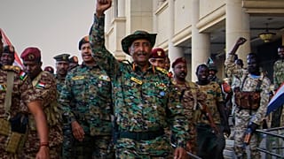 Sudan'ın askeri şefi General Abdel-Fattah Burhan, 26 Mart 2025 tarihinde Hartum'daki Cumhuriyet Sarayı'na gelişinde askerler tarafından karşılandı.