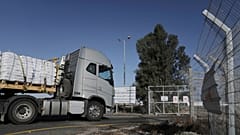 Ein Lastwagen mit humanitärer Hilfe für den Gazastreifen fährt am Dienstag, den 20. Mai 2025, in den Grenzübergang Kerem Schalom im Süden Israels.