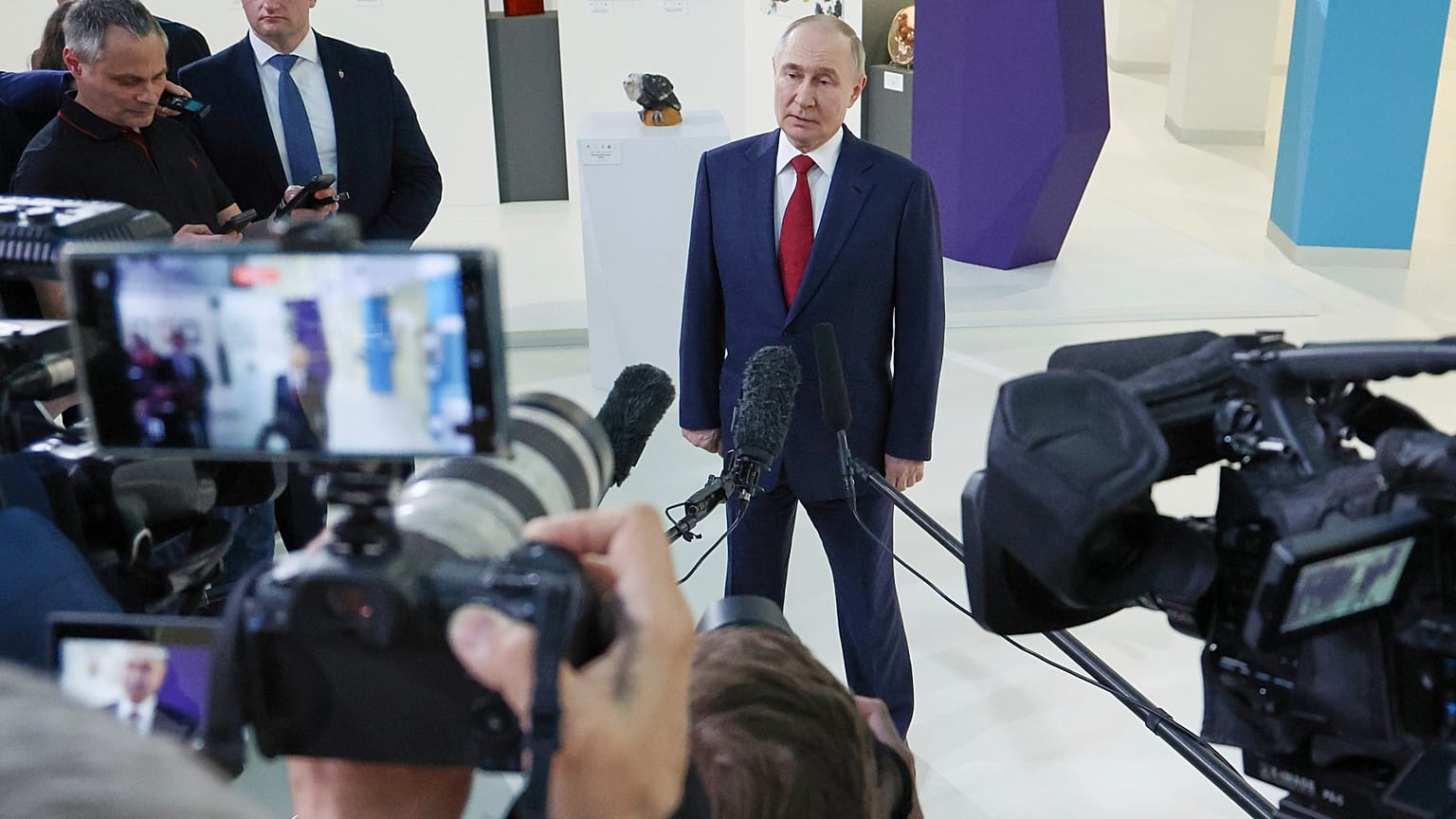 El presidente ruso Vladímir Putin habla con los periodistas tras su conversación telefónica con Donald Trump (19 de mayo de 2025)