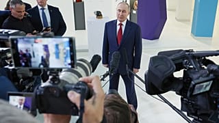 El presidente ruso Vladímir Putin habla con los periodistas tras su conversación telefónica con Donald Trump (19 de mayo de 2025)