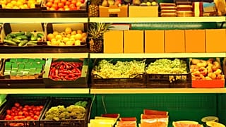 Σειρές από φρούτα και λαχανικά σε σούπερ μάρκετ