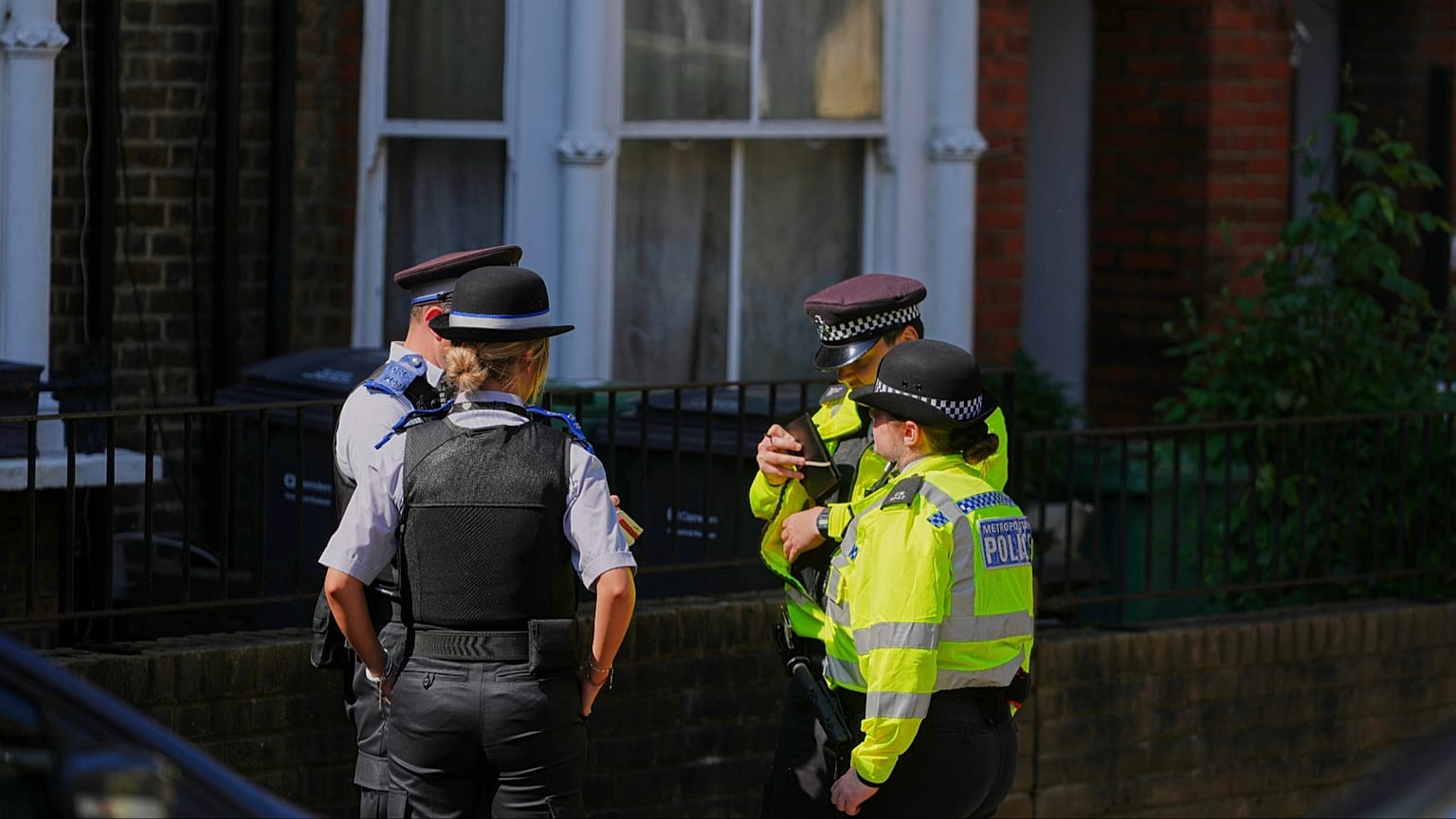 Des de police et des policiers se tiennent dans la rue près d'une maison appartenant au Premier ministre britannique Keir Starmer à Londres, 13 mai 2025.