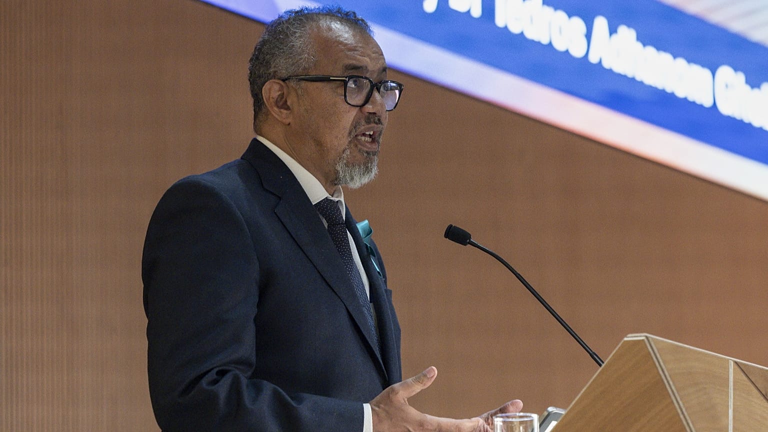 DSÖ başkanı Dr. Tedros Adhanom Ghebreyesus 19 Mayıs 2025 tarihinde İsviçre'nin Cenevre kentinde düzenlenen 78. Dünya Sağlık Asamblesi'nde konuşuyor.