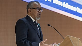 DSÖ başkanı Dr. Tedros Adhanom Ghebreyesus 19 Mayıs 2025 tarihinde İsviçre'nin Cenevre kentinde düzenlenen 78. Dünya Sağlık Asamblesi'nde konuşuyor.