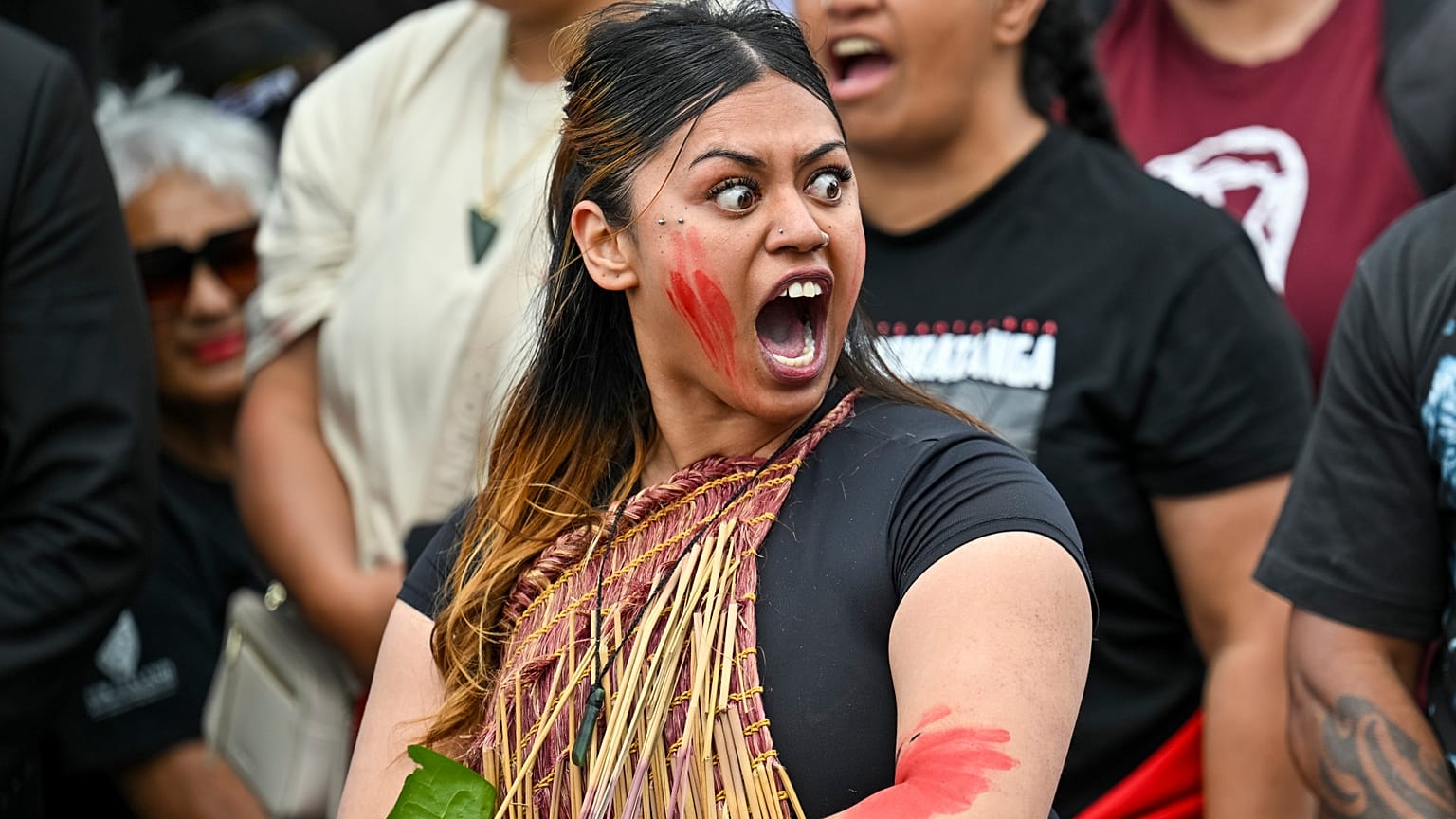 ARCHIVFOTO – Indigene Māori protestieren vor dem neuseeländischen Parlament in Wellington gegen ein vorgeschlagenes Gesetz, Dienstag, 19. November 2024.