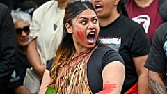 ARCHIVFOTO – Indigene Māori protestieren vor dem neuseeländischen Parlament in Wellington gegen ein vorgeschlagenes Gesetz, Dienstag, 19. November 2024.