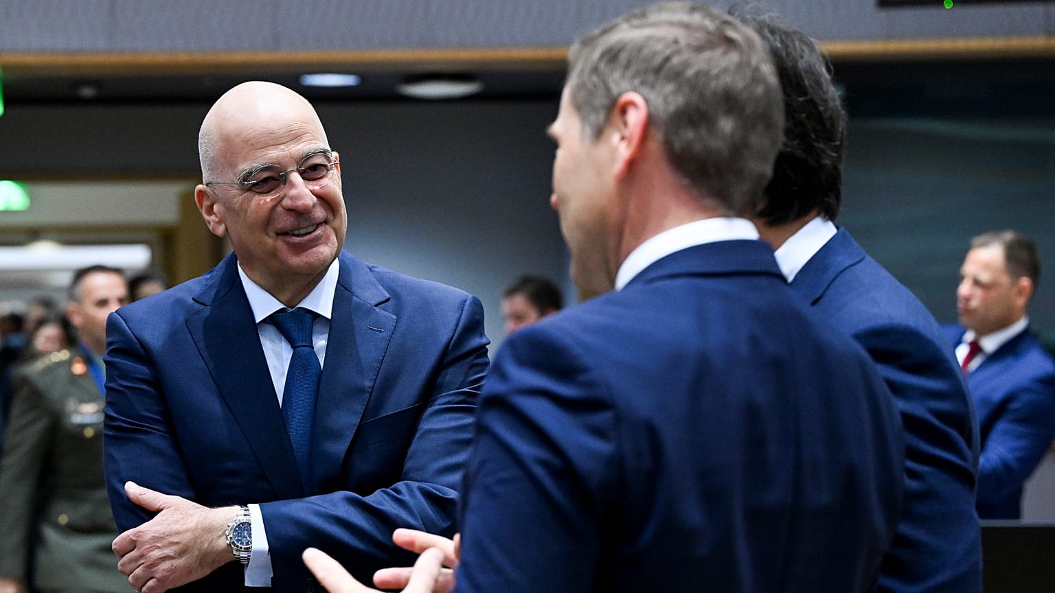 Ο Υπουργός Άμυνας της Ελλάδας, Νίκος Δένδιας συνομιλεί με ομολόγους του πριν την σύνοδο