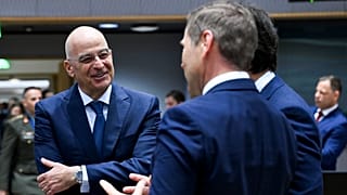 Ο Υπουργός Άμυνας της Ελλάδας, Νίκος Δένδιας συνομιλεί με ομολόγους του πριν την σύνοδο
