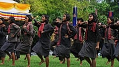 Kambodschanische Studenten tanzen als Rote Khmer bei einer Veranstaltung der Regierungspartei anlässlich des jährlichen Gedenktags in Choeung Ek, 20. Mai 2025