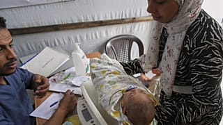 طفل حديث الولادة في أحد مستشفيات غزة