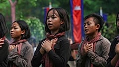 Kambodschanische Studenten der Königlichen Universität der Schönen Künste führen den Tanz der Roten Khmer am Stadtrand von Phnom Penh, Kambodscha, am Dienstag, den 20. Mai 2025, auf.