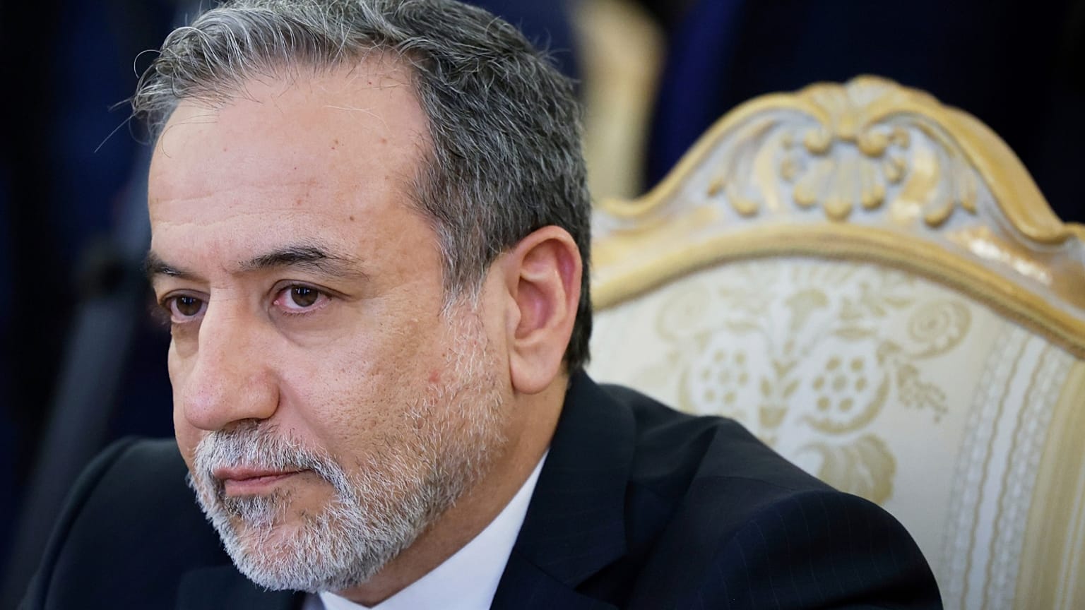 وزير الخارجية الإيراني عباس عراقجي يتحدث مع وزير الخارجية الروسي سيرغي لافروف خلال لقائهما في موسكو، روسيا، الجمعة 18 أبريل 2025.