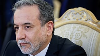 وزير الخارجية الإيراني عباس عراقجي يتحدث مع وزير الخارجية الروسي سيرغي لافروف خلال لقائهما في موسكو، روسيا، الجمعة 18 أبريل 2025.