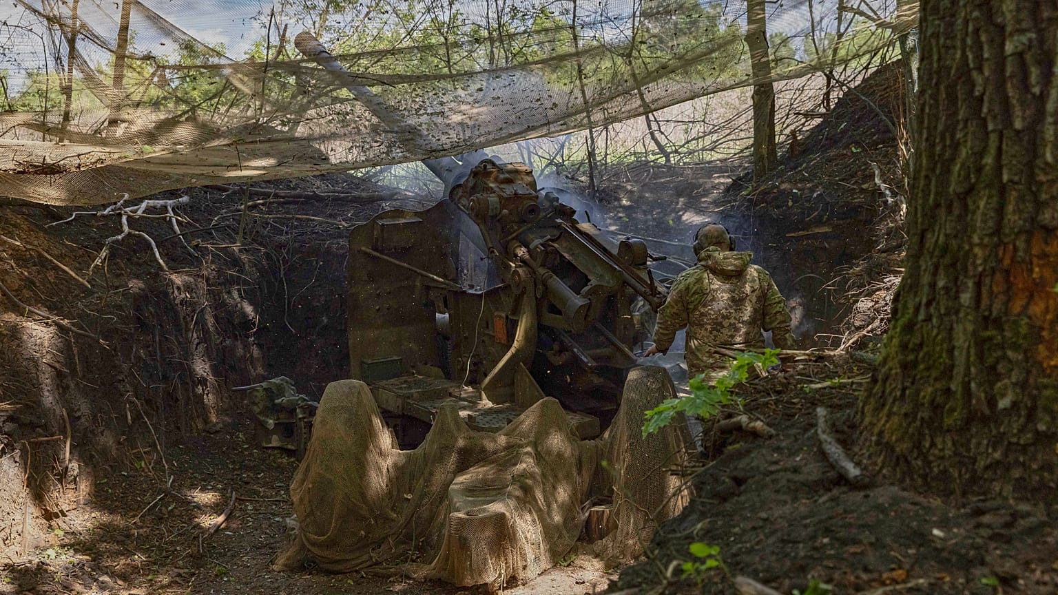Militares ucranianos da 127.ª Brigada de Defesa Territorial disparam um canhão KS-19 de 100 mm contra posições russas perto de Kharkiv, 16 de maio de 2025
