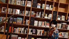 Tokyo'daki Waseda Üniversitesi Haruki Murakami Kütüphanesi'nde sergilenen kitaplar, 22 Eylül 2021 