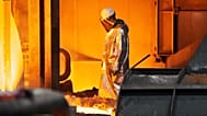 Εργάτης χαλυβουργίας κατά τη διάρκεια επίσκεψης του Επιτρόπου Βιομηχανικής Στρατηγικής της ΕΕ Stephane Sejourne στις χαλυβουργικές εγκαταστάσεις της Thyssenkrupp στο Duisburg της Γερμανίας, 2025 Μαρτίου.