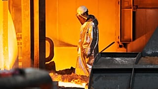 Um trabalhador do setor do aço em Duisburg, na Alemanha, março de 2025.