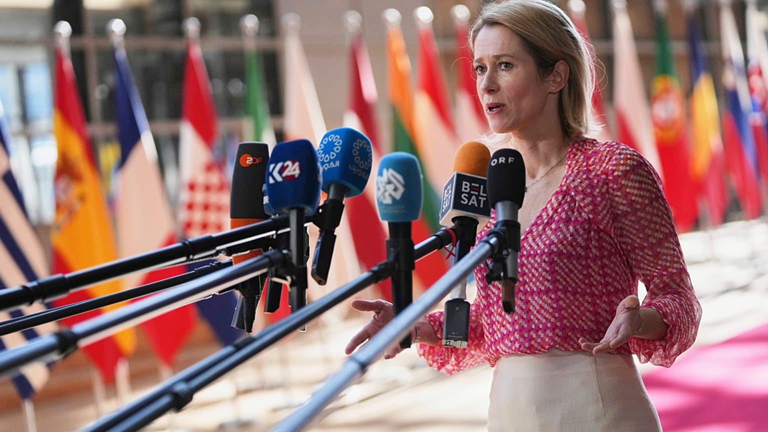 "Les actions de la Russie et ceux qui les facilitent auront de graves conséquences", a prévenu la cheffe de la diplomatie européenne Kaja Kallas. 