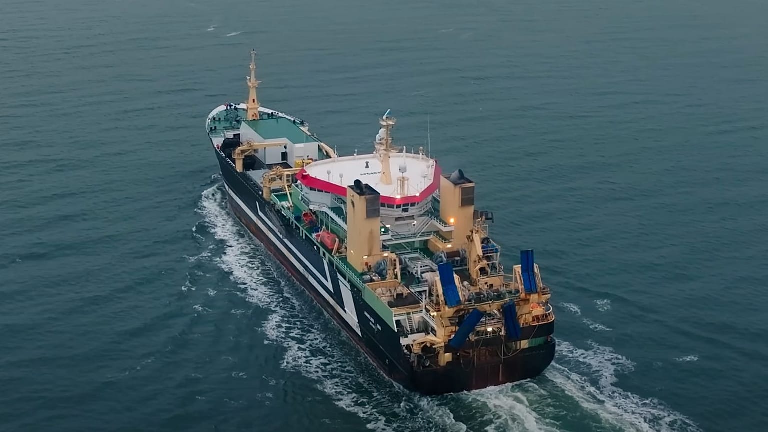 El Annelies Ilena, de 145 m de eslora, es el mayor pesquero del mundo.