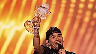 JJ da Áustria segura o troféu no palco que ganhou com a canção "Wasted Love" no 69º Festival Eurovisão da Canção, em Basileia, Suíça, 18 de maio de 2025