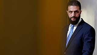الرئيس السوري المؤقت أحمد الشرع يستمع خلال مؤتمر صحفي مشترك مع الرئيس الفرنسي إيمانويل ماكرون بعد اجتماع في قصر الإليزيه في باريس