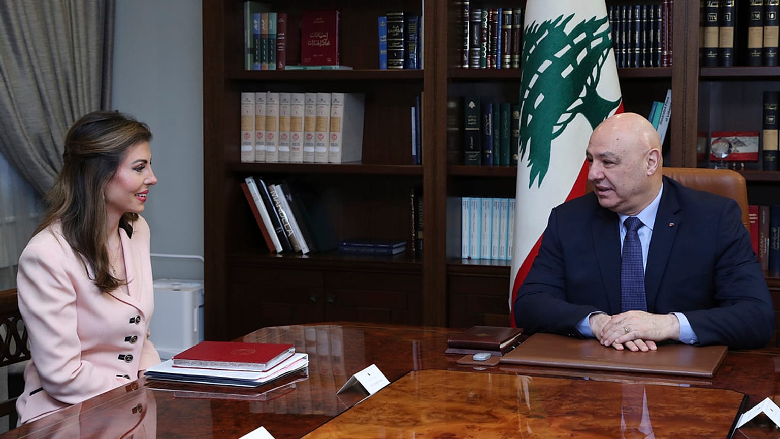 نائبة المبعوث الأمريكي إلى الشرق الأوسط مورغان أورتاغوس خلال لقائها الرئيس اللبناني في قصر بعبدا، 5 نيسان / أبريل 2025 