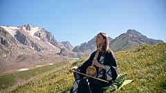Die kasachische Musikerin Layla Tazhibayeva interpretiert das traditionelle Kobyz neu