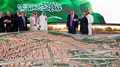 دونالد ترامپ و محمد بن سلمان آل سعود، ولیعهد و نخست وزیر پادشاهی عربستان سعودی، در حال بازدید از ماکت یک شهر در حال ساخت، سه‌شنبه ۱۳ مه ۲۰۲۵، در ریاض 