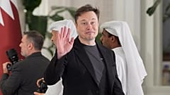 lon Musk gestikuliert, als er zu einem Staatsdinner des Emirs von Katar, Scheich Tamim bin Hamad Al Thani, zu Ehren von Präsident Donald Trump im Lusail Palace in Doha, Katar, eintrifft.