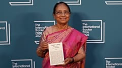 Banu Mushtaq, autora de 'Heart Lamp', gana el Premio Booker Internacional en Londres y posa durante este martes, 20 de mayo de 2025