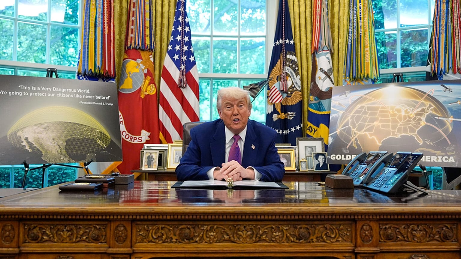 الرئيس دونالد ترامب يتحدث في المكتب البيضاوي في البيت الأبيض، الثلاثاء 20 مايو/أيار 2025، في واشنطن