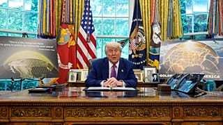 الرئيس دونالد ترامب يتحدث في المكتب البيضاوي في البيت الأبيض، الثلاثاء 20 مايو/أيار 2025، في واشنطن