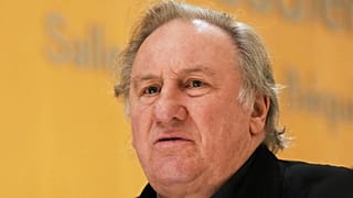 Gérard Depardieu se enfrenta a un juicio en Roma tras golpear supuestamente a un fotógrafo - Imagen: Depardieu en el juicio de París - 26 de marzo de 2025