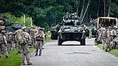 Vehículos militares blindados participan en el ejercicio Baltops 2024 en la región del Mar Báltico, el 16 de junio de 2024. 
