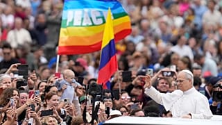 Papa Leone XIV in Piazza San Pietro prima della sua prima udienza, Vaticano, 21 maggio 2025