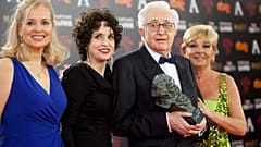 Mariano Ozores, con un premio Goya en los brazos, junto a su familia