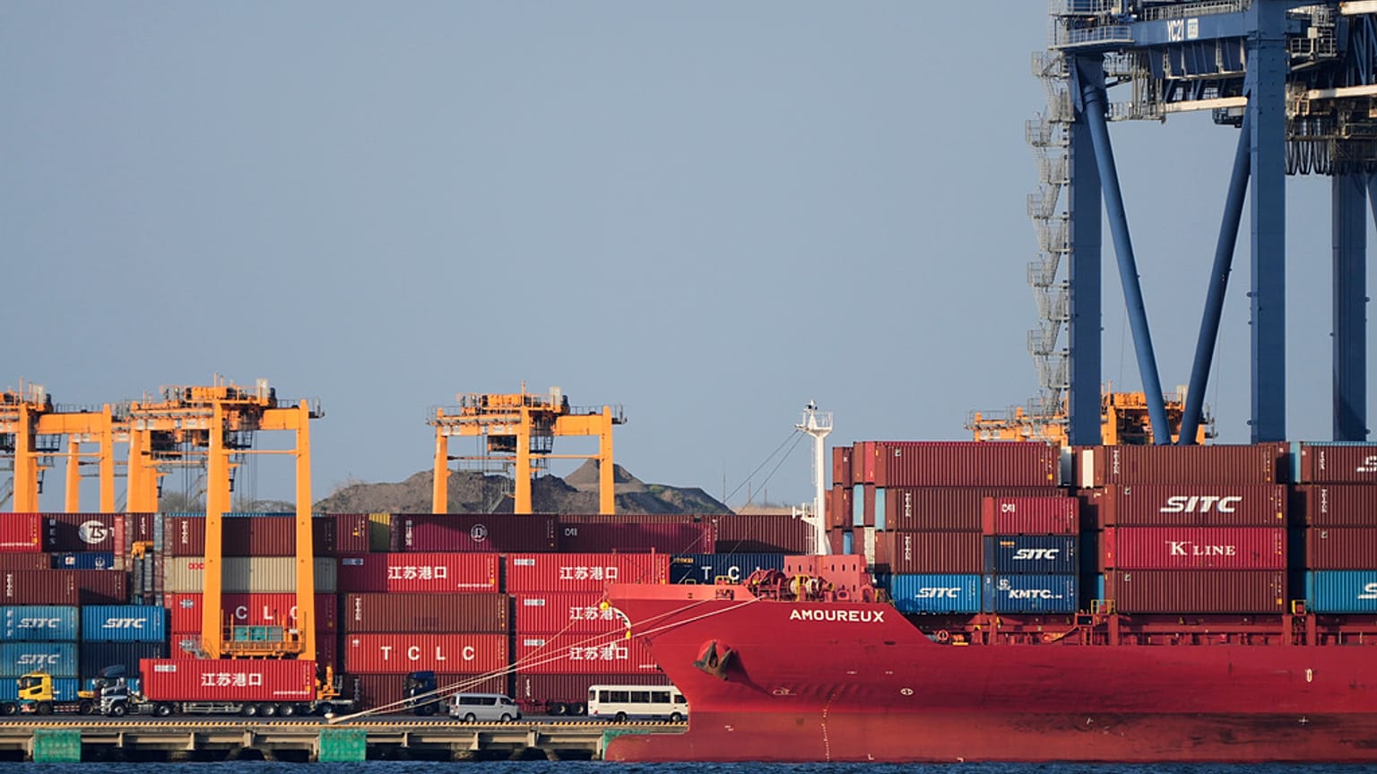 Un porte-conteneurs est amarré à un terminal de fret à Tokyo, le 9 avril 2025.