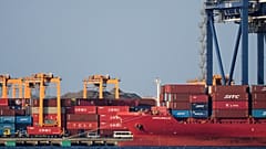 Un porte-conteneurs est amarré à un terminal de fret à Tokyo, le 9 avril 2025.