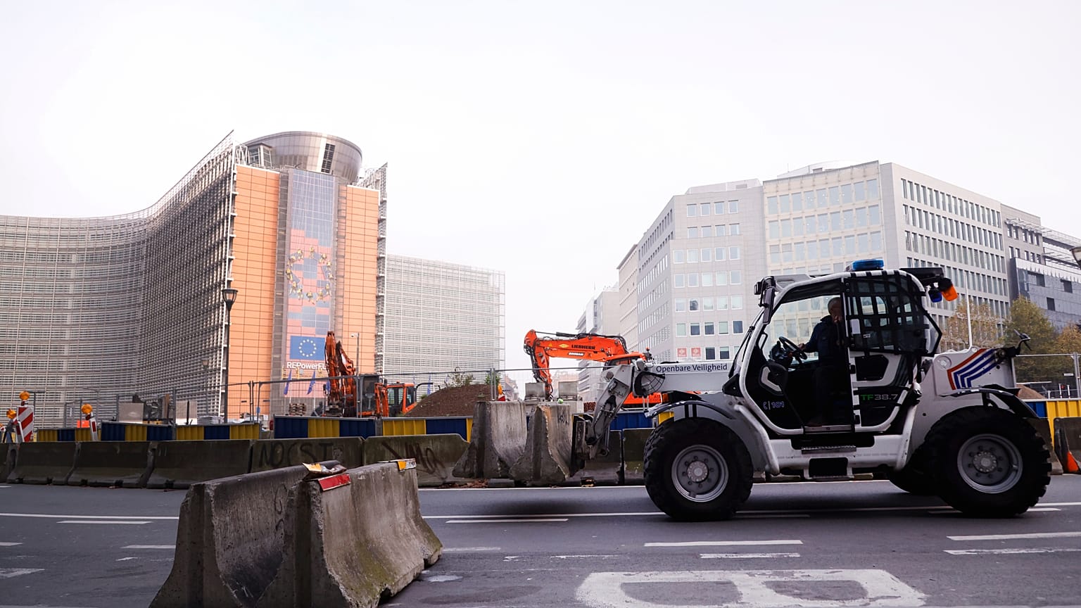 ARCHIV - Die Polizei nutzt einen Traktor, um Straßensperren im EU-Viertel vor einer Bauern-Demonstration in Brüssel zu versetzen, Mittwoch, 13. November 2024.