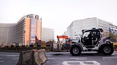 ФОТО - Полиция использует трактор для перемещения дорожных блоков вокруг квартала Европейского союза перед демонстрацией фермеров в Брюсселе, среда, 13 ноября 2024 года