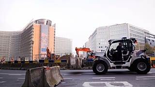 FOTO DE ARQUIVO - A polícia usa um trator para mover bloqueios de estrada em torno do bairro da União Europeia antes de uma manifestação de agricultores em Bruxelas, quarta-feira, 13 de novembro de 2024