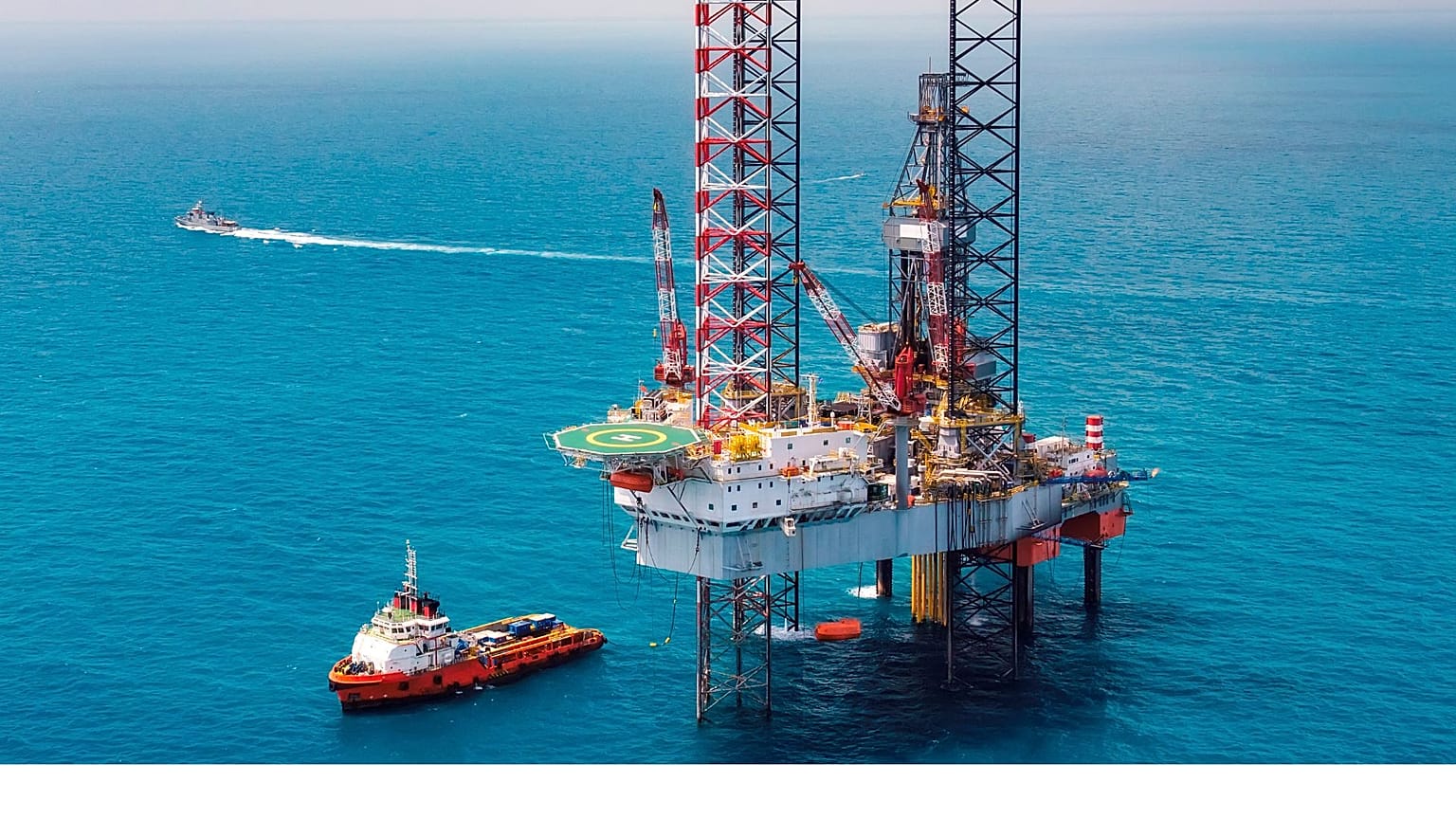 Okyanusun ortasında bir açık deniz petrol sondaj platformu.