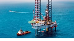Okyanusun ortasında bir açık deniz petrol sondaj platformu.
